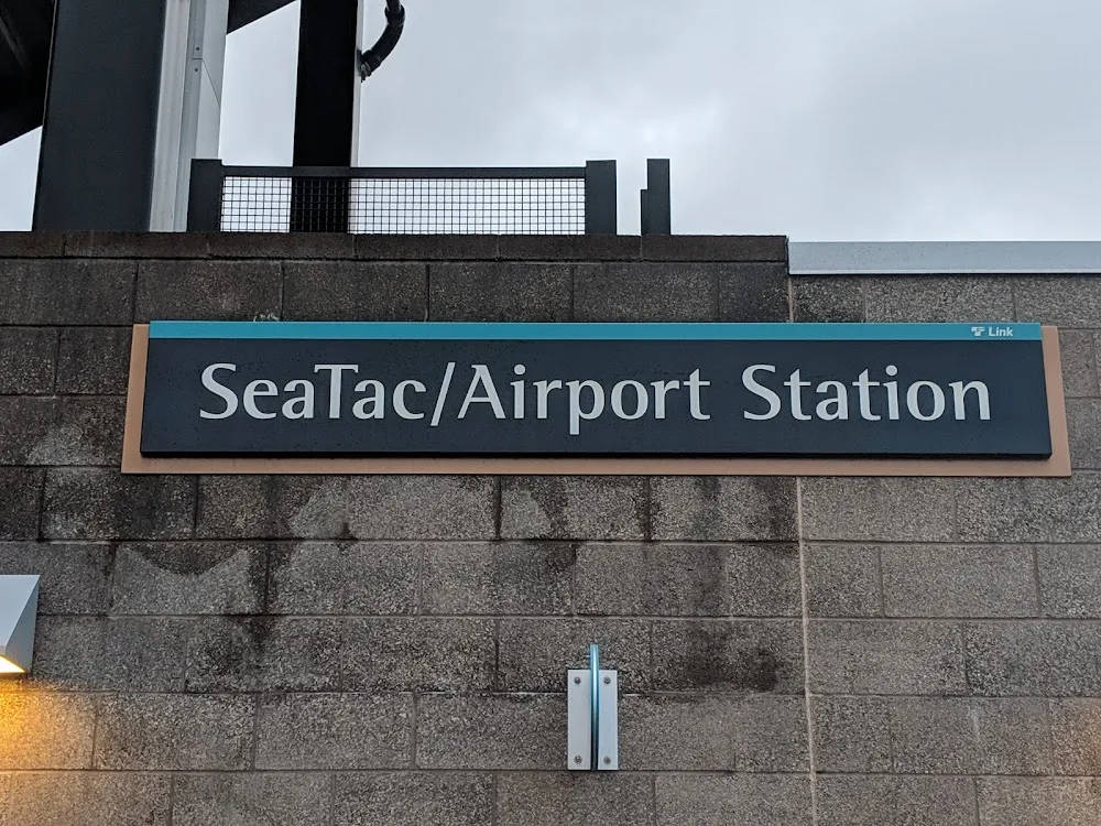 Come Notarize Expert Meeting Client at SeaTac Airport Link Light Rail Station